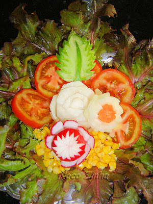 Salada com escultura de legumes