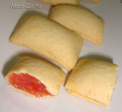 Biscoitos recheados com geleia