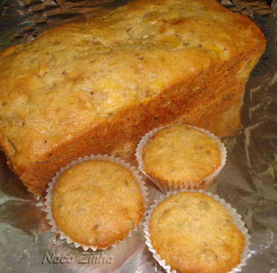 Bolo de banana com granola