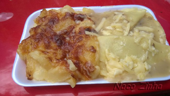 Batatas gratinadas e pierogi ao molho de champignon