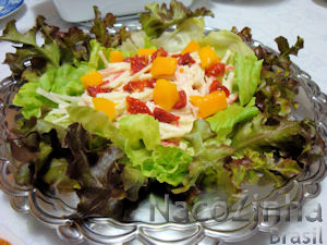 salada-kani-kama-manga-tomates-seco