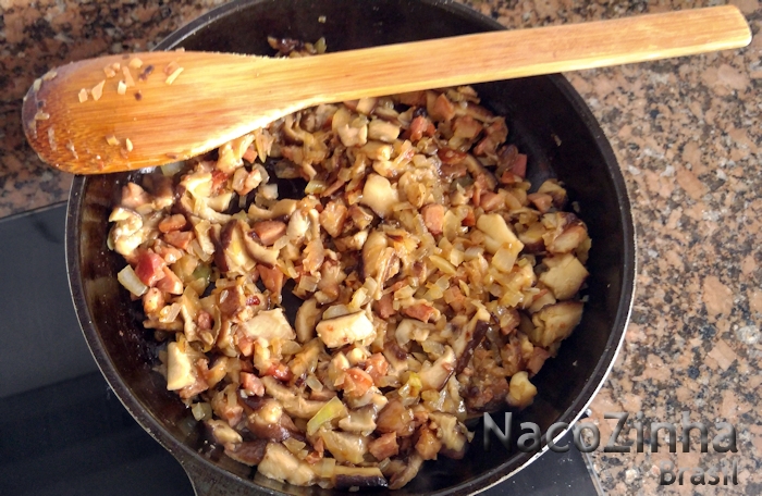 Empadas de farinha de castanha com cogumelos e bacon - recheio