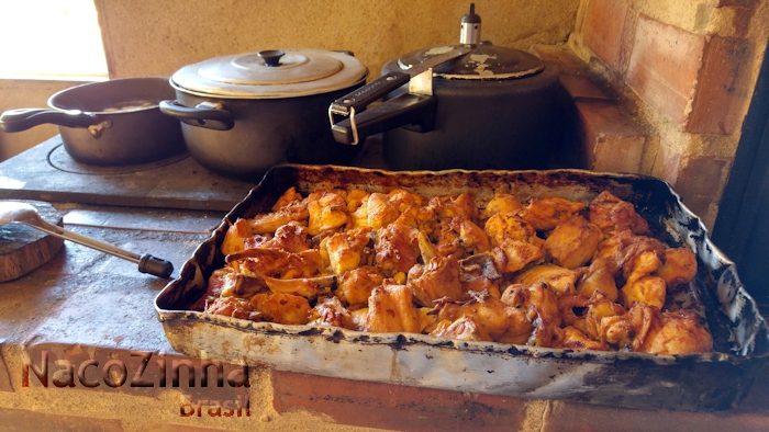 Comida no fogão à lenha