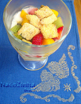 Gelatina com salada de frutas e crips de rabanada