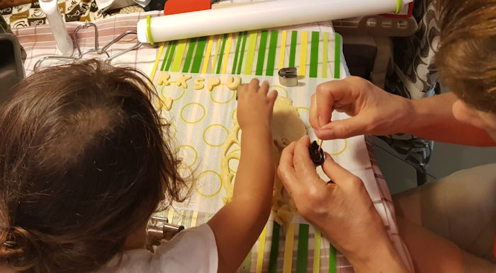 Netinha fazendo biscoito com a vó