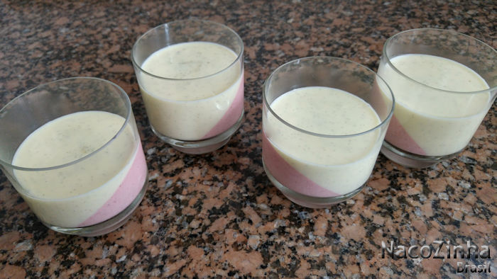 Panna cotta com mousse de morango