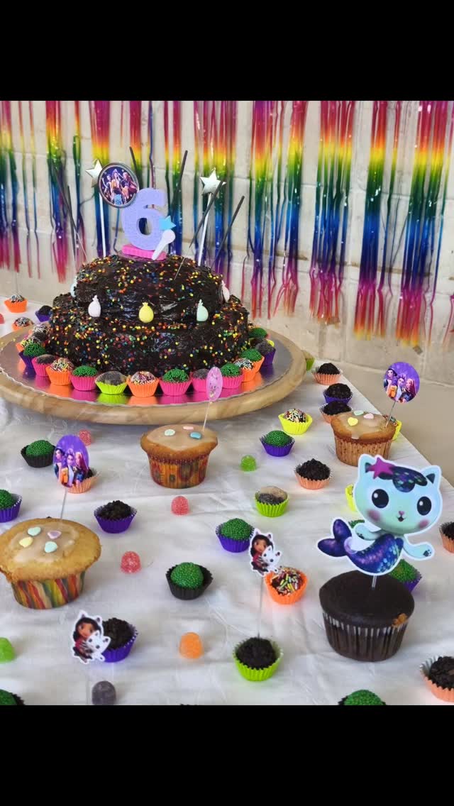 O importante é o que fica na memória e no coração. A netinha fez 6 anos cercada da família e dos amigos.  Atendendo ao pedido dela, teve dois bolos, porque nem todos os amiguinhos gostam de bolo de chocolate, apesar do pai @viniciusbcastro cantar que 🎶"bolo de verdade tem que ser de chocolate". 🎶🥰 
Felicidades para essa menina amorosa que é a Lelê! A vó te ama! ❤️ 
.
.
.
.
#familia #aniversario #amor