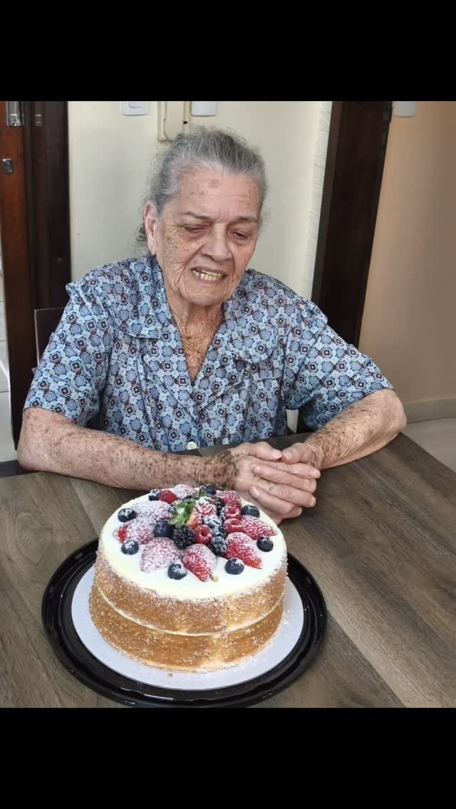 92 anos separam uma foto da outra. Ontem fazia pose, laço no cabelo, segurando a bonequinha. Hoje, aos 93 anos, encabulada com os parabéns, baixa os olhos e admira o bolo feito por outra pessoa, depois de  ter sido confeiteira por 40 anos. Vida que segue... 
Parabéns, mãe!
Bolo de @hummaicake