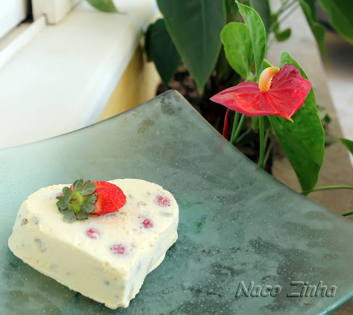 Semifreddo de morango e pistache