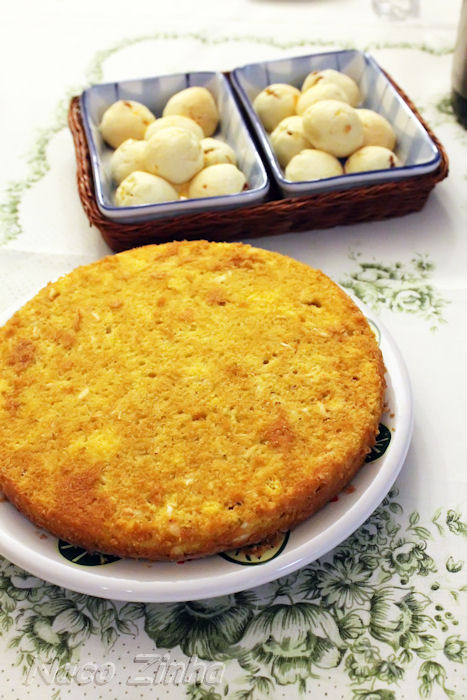 Bolo de fubá com caldo de cana