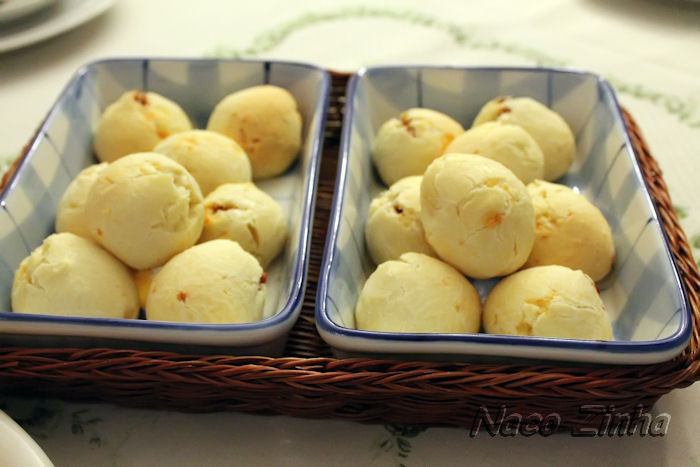 Pão de queijo recheado com goiabada