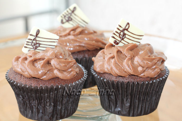 Cupcake de chocolate com clave de sol