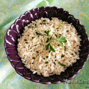 Arroz de coco com salsa e cebolinha