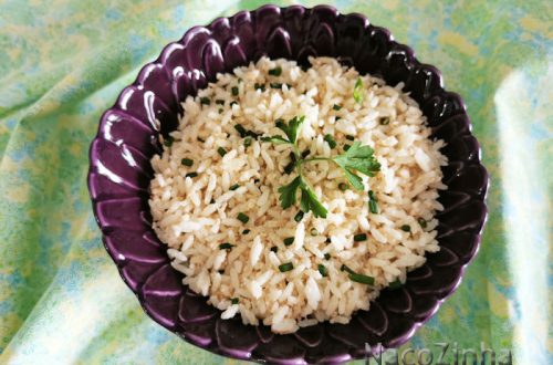 Arroz de coco com salsa e cebolinha