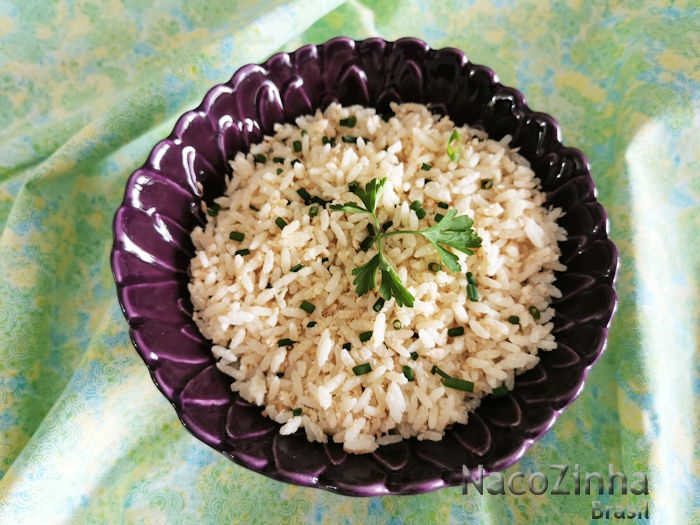 Arroz de coco com salsa e cebolinha