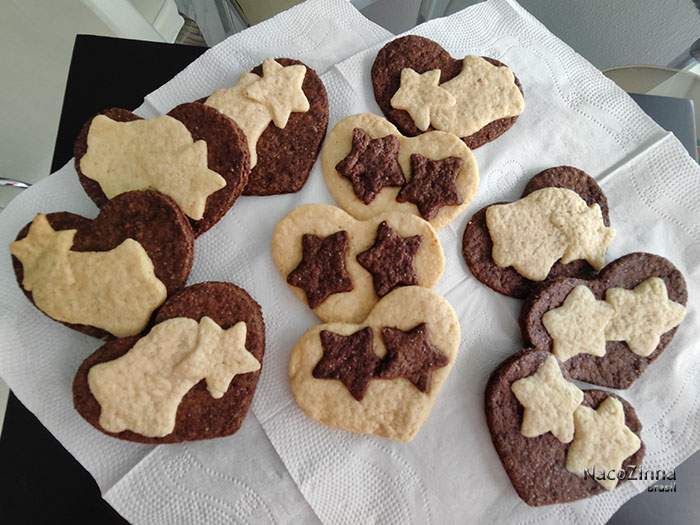 Biscoitos natalinos de baunilha e cacau