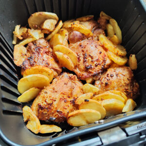 Sobrecoxa assada com batatas na air fryer