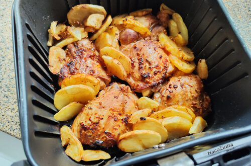 Sobrecoxa assada com batatas na air fryer