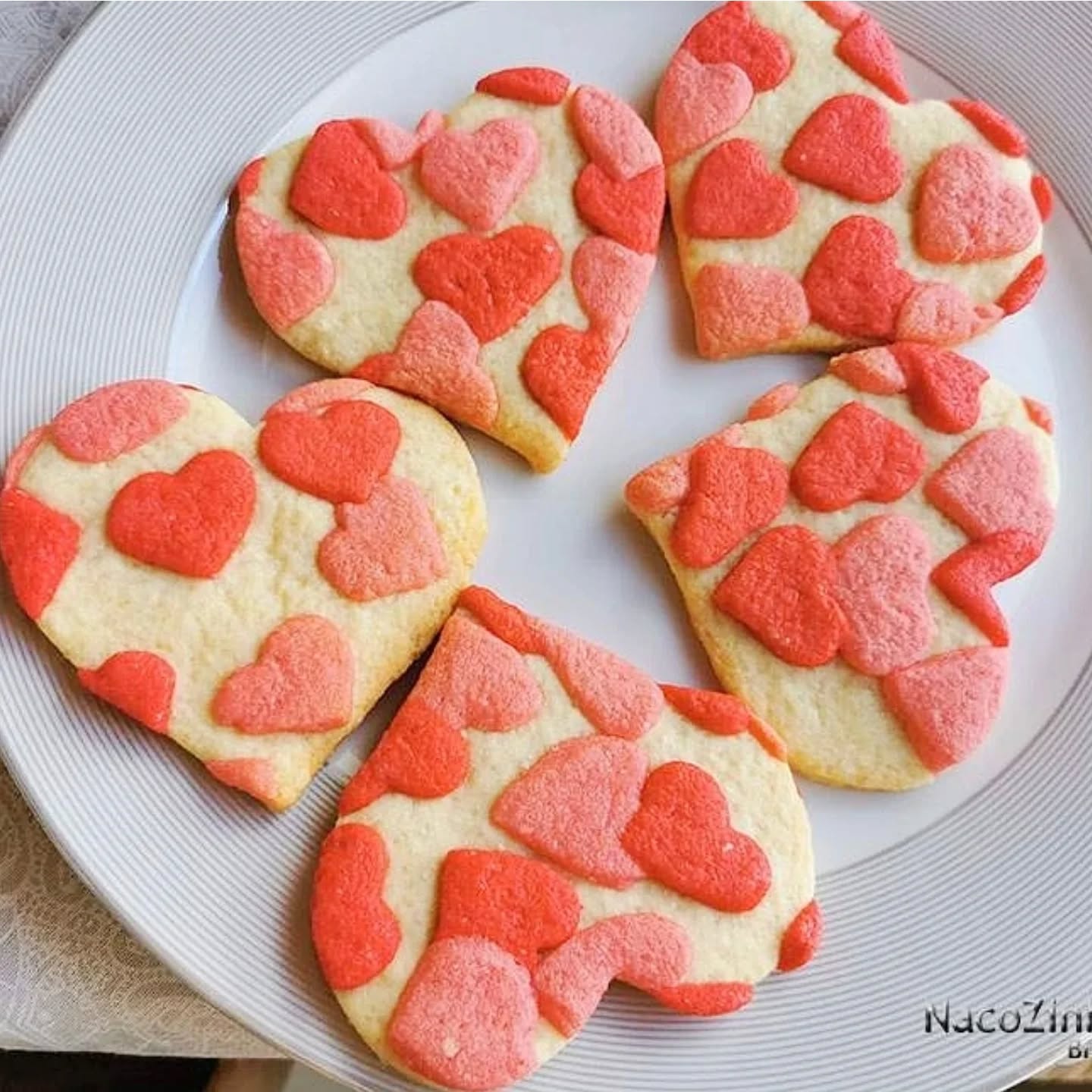 Dia dos Namorados em alguns países merece um biscoito especial. Valentine's Day!! 
A receita do biscoito amanteigado de baunilha está no blog. Link na bio e nos stories.
.
.
.
.
#biscoito #valentinesday #bolacha #nacozinhabrasil #foodblog #foodblogger