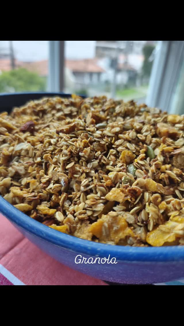 Quase 2 kg de granola com os melhores ingredientes!! 
Confira a receita no blog e nos stories 
.
.
.
.
#nacozinhabrasil #foodblog #granola #foodblogger #ınstafood #breakfast